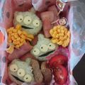 YesYU's cooksnap of when they made 簡単♪リトルグリーンメン♪キャラ弁.