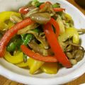 低カロ探検隊's cooksnap of when they made 万願寺とうがらしと舞茸のオイスタ炒め.
