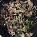 ぷぅひぃ♡'s cooksnap of when they made 豚肉と舞茸の甘辛炒め.