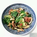 にゃんこパイセン's cooksnap of when they made 簡単！レタスの硬い外葉☆舞茸ベーコン炒め.
