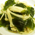 由芽15's cooksnap of when they made えのきとわかめの味ぽん和え.