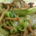 elfschritt's cooksnap of when they made レタスとシメジのオイスターソース炒め.