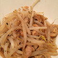 クック8U1E4B☆'s cooksnap of when they made 原価30円！？スパイシー鶏皮もやし.