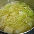 つぴ丸's cooksnap of when they made 【冷蔵庫掃除】レタスとえのきのスープ.
