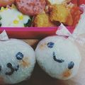 こはねのママちゃん's cooksnap of when they made ラップ付きおにぎり☆りんごちゃんキャラ弁.