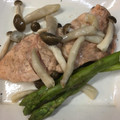 クック9A8FE3☆'s cooksnap of when they made レンジで簡単秋シャケときのこの包み焼き.