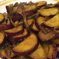 翔ちゃん心ちゃん's cooksnap of when they made さつまいもと舞茸の甘辛にんにく炒め.