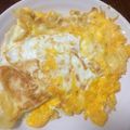 釣りバカ嫁's cooksnap of when they made 目玉焼きのパリパリチーズ.