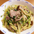 もくもっくるるんぱ's cooksnap of when they made 豆苗と豚こまときのこのガリバタ醤油炒め☆.