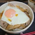 土日パパ's cooksnap of when they made ローストポーク丼with半熟目玉焼き.