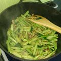 tqs0008's cooksnap of when they made ブロッコリーの葉と芯の炒め物.