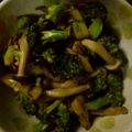 リン・ミンメイ's cooksnap of when they made たっぷりきのことブロッコリーの塩炒め.