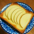ひろか★'s cooksnap of when they made ココナッツオイルでりんごのトースト.