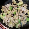 くろたんのはは's cooksnap of when they made 豚肉とアボカドのマヨ醤油炒め.