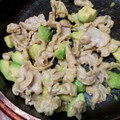 くろたんのはは's cooksnap of when they made 豚肉とアボカドのマヨ醤油炒め.