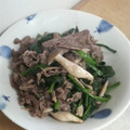 サーフブレイド's cooksnap of when they made 簡単！牛肉とシメジとホウレン草の炒め物！.