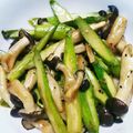 クックNM57TE☆'s cooksnap of when they made 糖質制限！アスパラしめじのにんにく炒め.