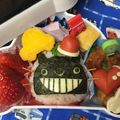 うさぱんだ〜's cooksnap of when they made 簡単キャラ弁＊顔出しトトロおにぎり.