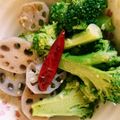りっちょʕ•̫͡•ʔ's cooksnap of when they made レンコンとブロッコリーのガーリック炒め.
