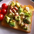 ふか谷's cooksnap of when they made アボカドとウインナーのチーズ炒めトースト.