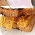 かすがべ's cooksnap of when they made オムレツとチーズのサンドウィッチ.