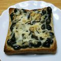 chirochan☆'s cooksnap of when they made 黒豆ときな粉のチーズトースト.
