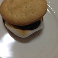 ムーヒツジ's cooksnap of when they made 簡単！スモア（焼きマシュマロサンド）.