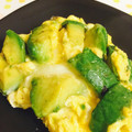 LimeLunch's cooksnap of when they made 昼夕♪とろフワなアボカドと卵の炒め物.