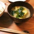 ＊ＡＫＯＲＩ＊'s cooksnap of when they made 朝食♪じゃが芋とワカメと油揚げのお味噌汁.