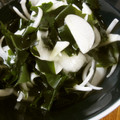低カロ探検隊's cooksnap of when they made 新玉ねぎとワカメの酢の物.