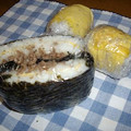まぶたん's cooksnap of when they made とりそぼろと卵のおにぎりサンド.
