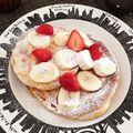 kyaoringo☆'s cooksnap of when they made イチゴとバナナのパンケーキ.