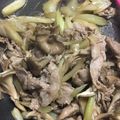 takoyuma's cooksnap of when they made セロリの葉と豚こまいため.