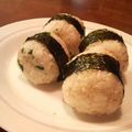 umizarusuki's cooksnap of when they made これは美味しい！ゴマねぎおにぎり.
