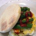 sakuni's cooksnap of when they made スクランブルeggアスパラマフィンサンド.