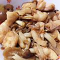＊りぃちゃ＊'s cooksnap of when they made 鶏皮でもう一品！鶏皮きのこ炒め.