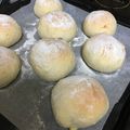 けんぼーぅ's cooksnap of when they made 手捏ねで簡単♡ふわふわチーズパン.