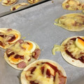 ま～ぼ～'s cooksnap of when they made 餃子の皮のピザ.