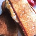 tomochon's cooksnap of when they made フライパンでとろ〜りホットサンド☆.