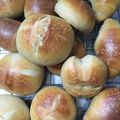 足るを知る。程々て事's cooksnap of when they made 【自家製酵母】シンプル丸パンたち.