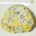 ちぃ兄やん's cooksnap of when they made 炒り卵と赤しそのおにぎり.
