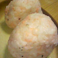 ぽんぷー's cooksnap of when they made 黒胡椒とサケのおにぎり.