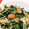 黒ｱﾒ's cooksnap of when they made 春菊と卵とウインナーの鶏ガラの素炒め.