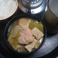 ルリカラクサ's cooksnap of when they made 玉ねぎと鮭の味噌汁.
