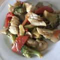 Yokchina's cooksnap of when they made 本格的に作るイカとセロリのピリ辛炒め.