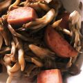 ＊にょにょん＊'s cooksnap of when they made まいたけ&ｳｲﾝﾅｰ炒め☆弁当おかずにも.