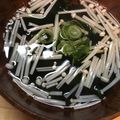 amileamila's cooksnap of when they made 顆粒だしで簡単！えのきとわかめのお吸物.