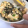 maruko1975's cooksnap of when they made さっと作れる♪豆腐と揚げ玉の丼.