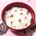 ゆにこーん☆'s cooksnap of when they made 桜の塩漬けと米だけ　春を味わうお花見弁当.