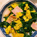 つっちーという人's cooksnap of when they made ふんわり卵の❤ほうれん草とベーコン炒め.